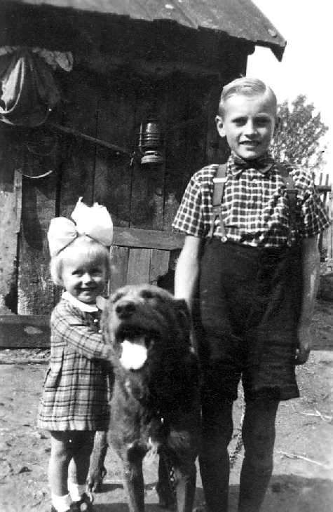  - 081-0028 Reinlacken 1941 - Guenther Reimann mit Schwester Renate Schulz und Hofhund Hektor im Hof